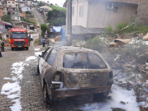 Notícia - Incêndio deixa veículo destruído em Orleans