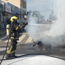 Notícia - Incêndio deixa caminhonete destruída em Içara