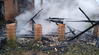 Notícia - Criciúma: casa abandonada fica destruída após incêndio 