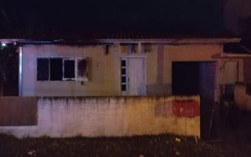 Notícia - Incêndio danifica telhado e janela de casa em Sombrio