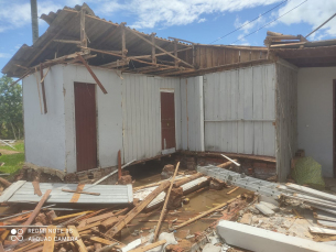 Notícia - Casa de madeira pega fogo em Santa Rosa do Sul