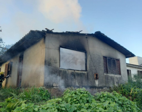 Notícia - Incêndio atinge residência abandonada em Içara