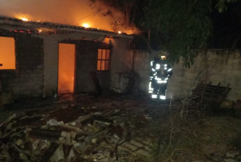 Notícia - Incêndio deixa casa destruída em Içara