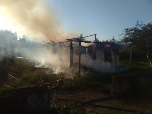 Notícia - Residência abandonada pega fogo em Araranguá