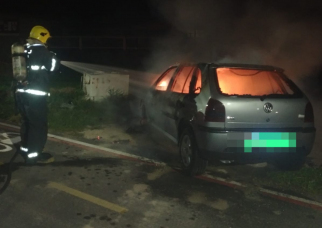 Notícia - Incêndio atinge carro em Araranguá