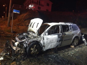 Notícia - Incêndio deixa carro destruído em Criciúma