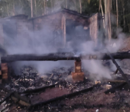 Notícia - Residência fica destruída por incêndio em Jacinto Machado