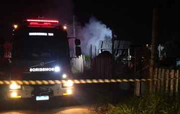 Notícia - Criciúma: incêndio destrói casa de madeira no bairro Renascer