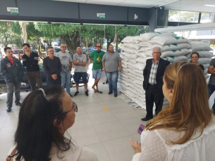 Notícia - Produtores de leite recebem sementes de aveia e azevém em Içara