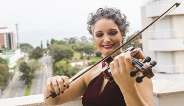 Notícia - Violinista comenta a experiência de dividir o palco com Lenine