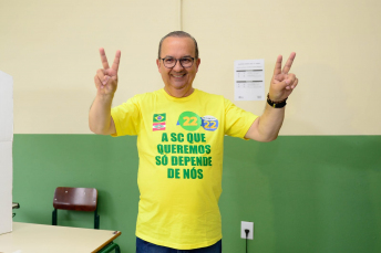 Notícia - Jorginho Mello vota em Herval D`Oeste