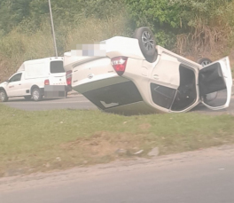 Notícia - Içara: carro capota na rodovia Jorge Zanatta