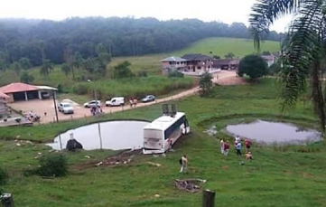 Notícia - Ônibus sai da pista em rodovia de Orleans e por pouco não cai em açude