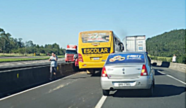 Notícia - Ônibus escolar se envolve em acidente com mais três veículos