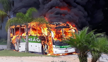 Notícia - Ônibus da União pega fogo em rodovia federal (VÍDEO)