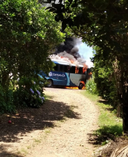 Notícia - Ônibus que transportava trabalhadores é destruído pelas chamas