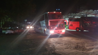 Notícia - Passageiros de 70 ônibus presos em bloqueios são deslocados em SC