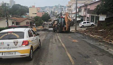 Notícia - Rua João Pessoa fechada para limpezas da chuva