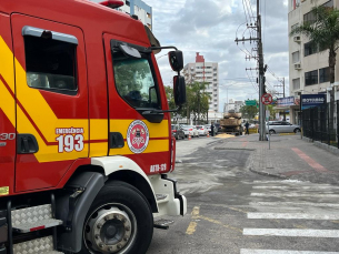 Notícia - Bombeiros limpam a Avenida Centenário após derramamento de fluido na pista (FOTOS)