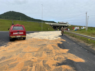 Notícia - Após derramamento de óleo, limpeza da pista continua nesta segunda-feira