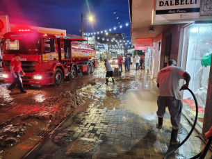 Notícia - Criciúma: Defesa Civil e Corpo de Bombeiros fazem limpeza na rua Coronel Pedro Benedet após acúmulo de lama