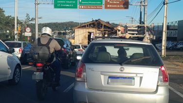 Notícia - Transporte irregular de casa gera lentidão no trânsito em Criciúma