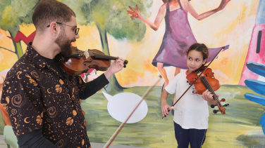 Notícia - O amor pelo violino e a solidariedade que une gerações 