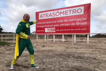 Notícia - Luciano Hang inaugura placa do 