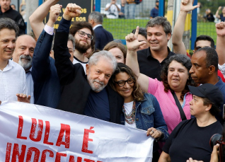 Notícia - Lula deixa a prisão e discursa em Curitiba