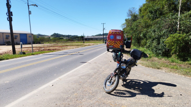 Notícia - Motociclista fica ferido após colidir contra caminhão em Sangão