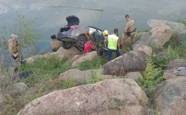 Notícia - Tubarão: carro cai em rio após motorista perder o controle da direção