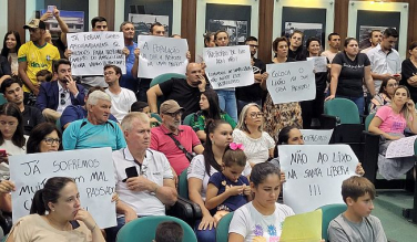 Notícia - Moradores protestam contra instalação de empresa de transbordo do lixo em Forquilhinha