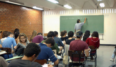 Notícia - Pais se organizam para gastar menos com material escolar