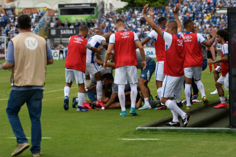 Notícia - Durante confusão, jogador avaiano chuta torcedor