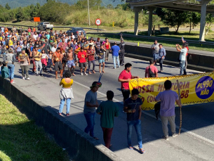 Notícia - Indígenas fecham a BR-101 em manifestação contra o marco temporal (VÍDEO)