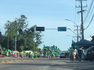 Notícia - Manifestantes seguem em frente ao 28º GAC em Criciúma