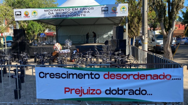 Notícia - Suinocultores protestam distribuindo oito mil quilos de carne