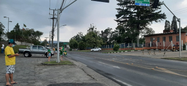 Notícia - Manifestantes se reúnem em frente ao 28º G.A.C.