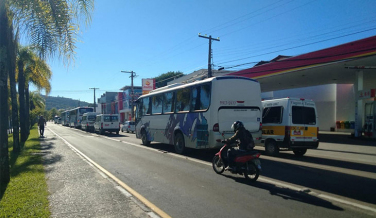 Notícia - Sem ônibus, empresas estão tendo que se virar para transportar trabalhadores 