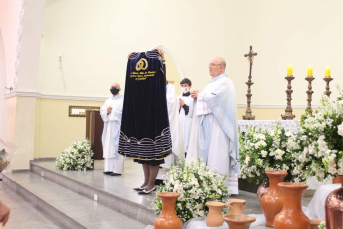 Notícia - Novo manto da padroeira é abençoado em Araranguá