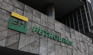 Notícia - Petrobras reduz em R$ 0,44 valor do diesel e em R$ 0,40 o da gasolina