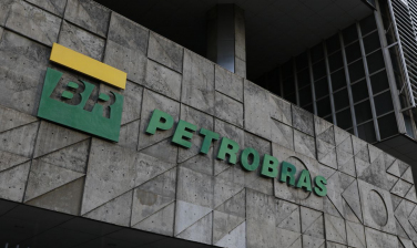 Notícia - Petrobras bate recorde de produção de gasolina e diesel S10 em junho