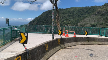 Notícia - Placa se solta e turista cai de mirante na Serra