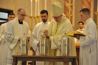 Notícia - Santos Óleos são abençoados na Catedral São José