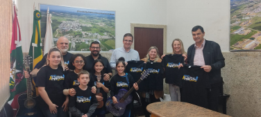 Notícia - Morro da Fumaça: 90 alunos do projeto Música na Escola recebem uniformes