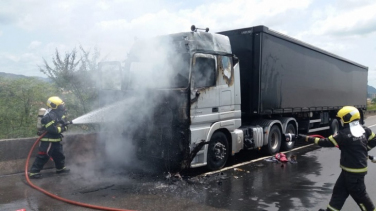 Notícia - Carreta pega fogo na BR-101 em Tubarão