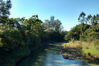 Notícia - ​​​​​​​Pescadores encontram corpo dentro de saco plástico no Rio Araranguá 