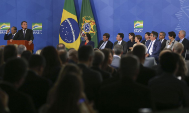 Notícia - Novos ministros tomam posse no Palácio do Planalto