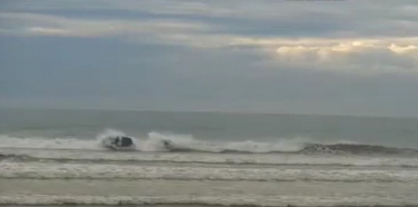 Notícia - Barco naufraga no canal dos molhes em Passo de Torres (VÍDEO)