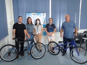 Notícia - SAMAE entrega bicicletas para estudantes em Araranguá